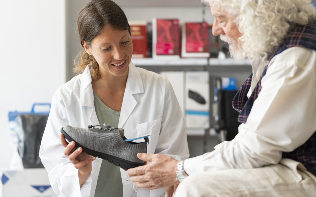 pharmacien conseillant un client avec des produits orthopédiques en pharmacie