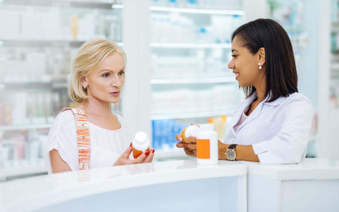pharmacien conseillant un client au comptoir de la pharmacie