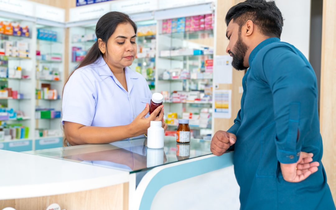 pharmacien conseillant un client sur la phytothérapie dans une pharmacie